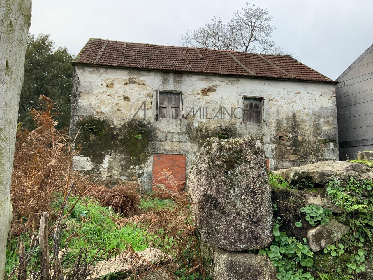 Casa rústica a reformar con parcela de 5447 m2 en Louredo, Mos