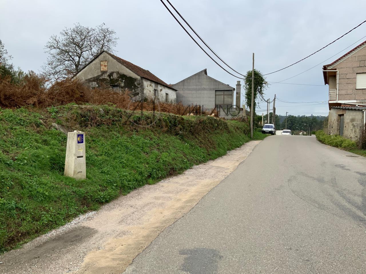 Casa rústica a reformar con parcela de 5447 m2 en Louredo, Mos