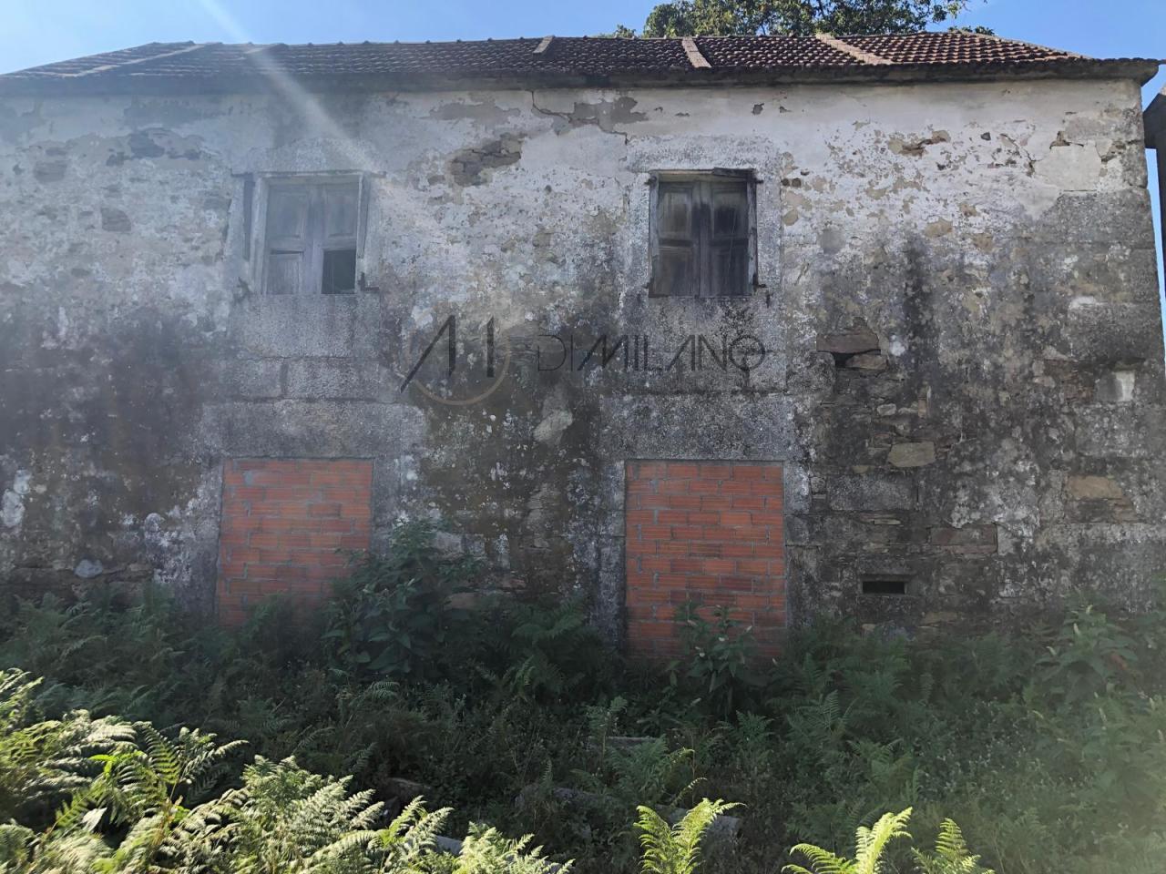 Casa rústica a reformar con parcela de 5447 m2 en Louredo, Mos