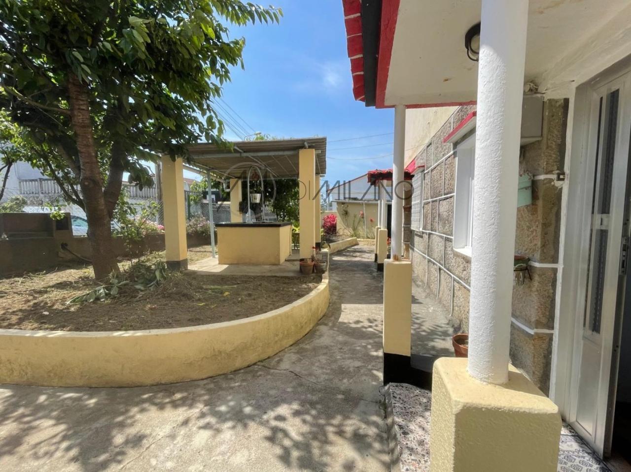 Oportunidad de propiedad con dos viviendas en Matamá.
