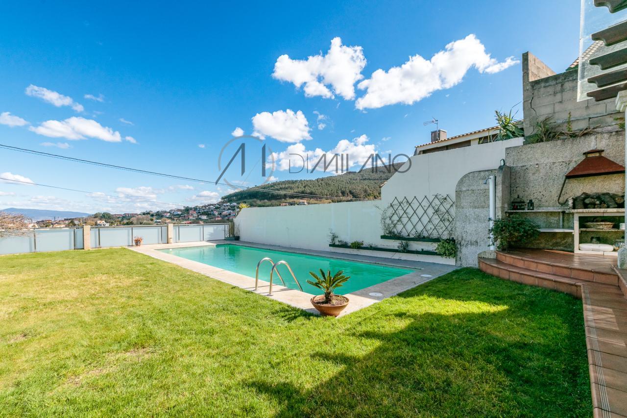 Chalet con piscina y vistas al mar en Saiáns, Vigo