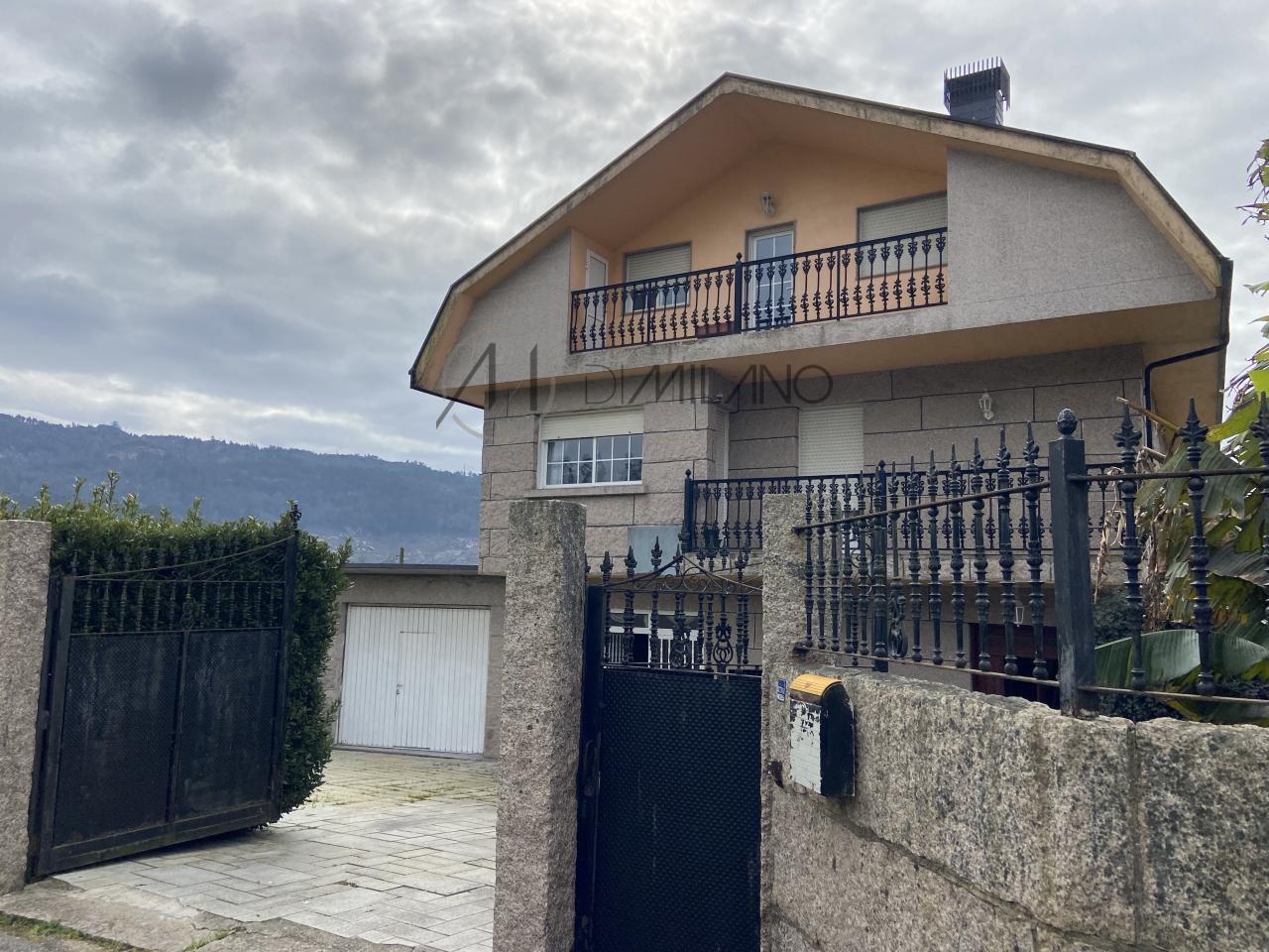 Casa de piedra en Mos