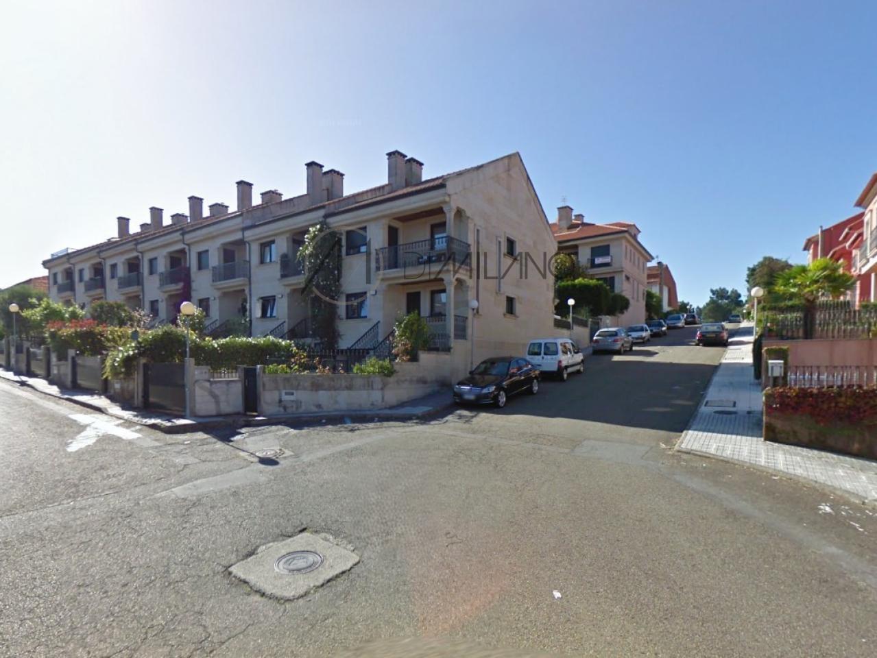 Chalet adosado en urbanización Puente Romano de Baiona.
