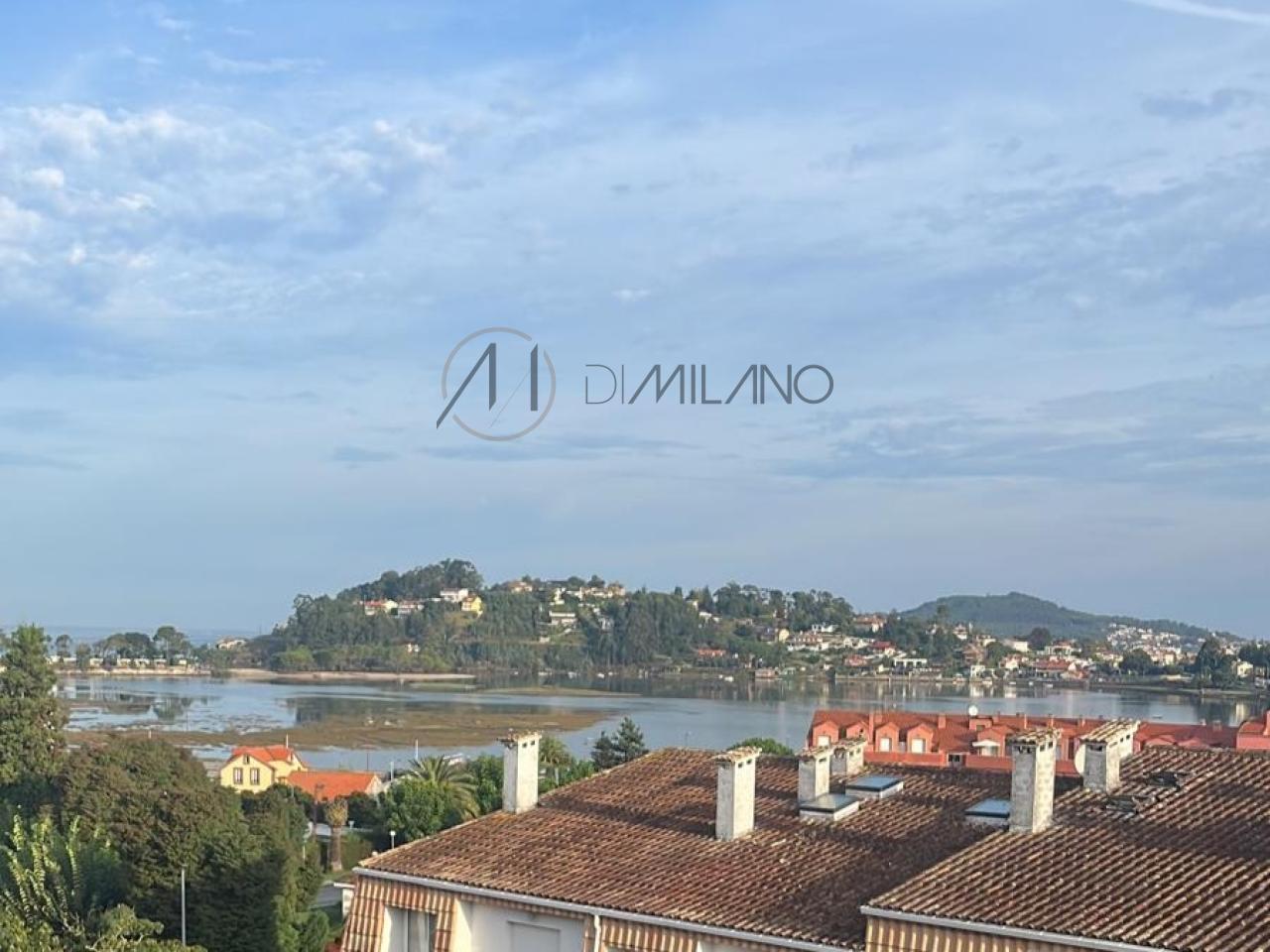 Chalet adosado en urbanización Puente Romano de Baiona.