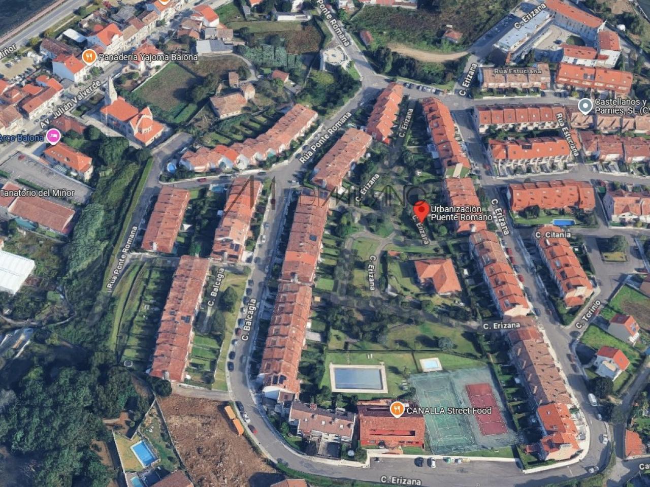 Chalet adosado en urbanización Puente Romano de Baiona.