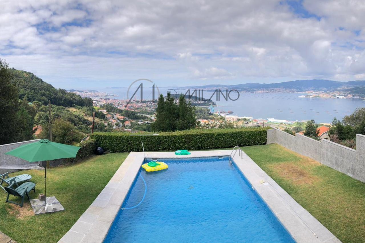 Magnifico chalet de piedra, con piscina e inmejorables vistas de la Ría de Vigo