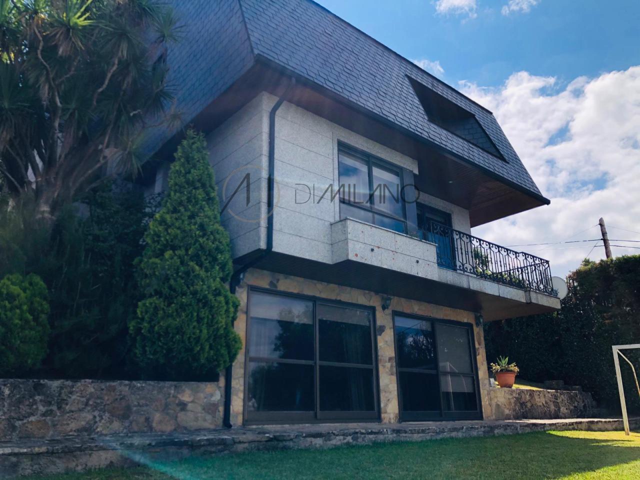 Magnifico chalet de piedra, con piscina e inmejorables vistas de la Ría de Vigo