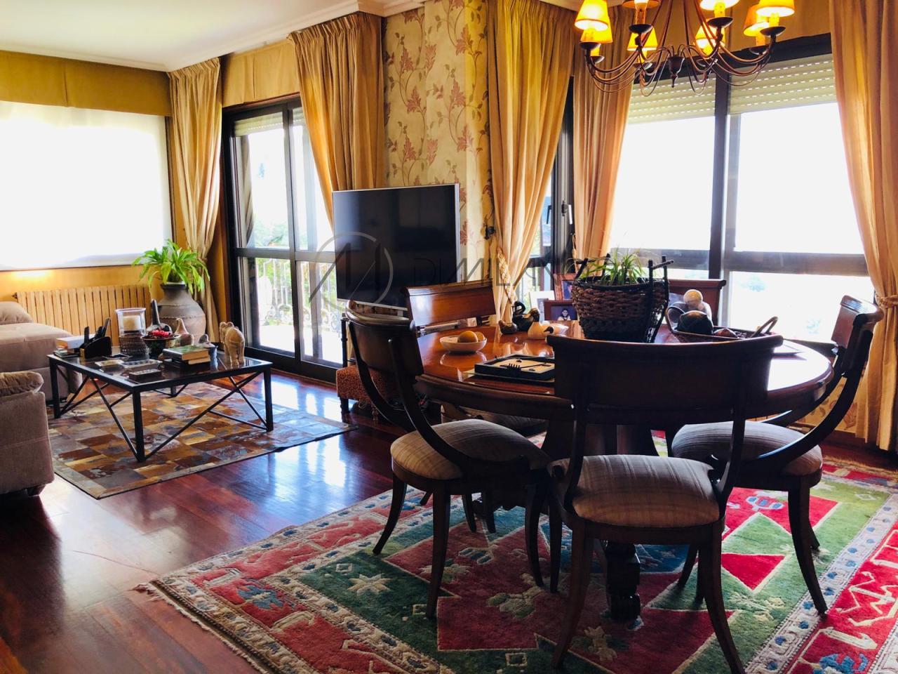 Magnifico chalet de piedra, con piscina e inmejorables vistas de la Ría de Vigo
