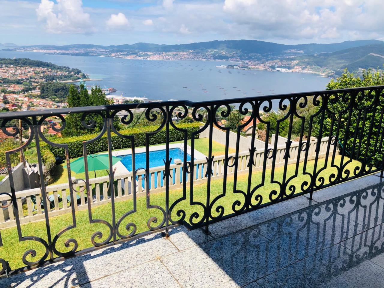Magnifico chalet de piedra, con piscina e inmejorables vistas de la Ría de Vigo