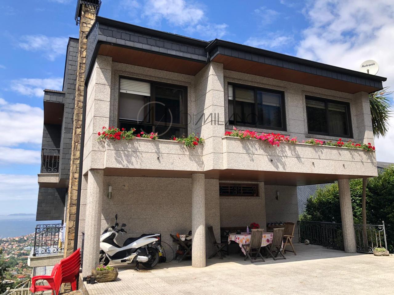 Magnifico chalet de piedra, con piscina e inmejorables vistas de la Ría de Vigo