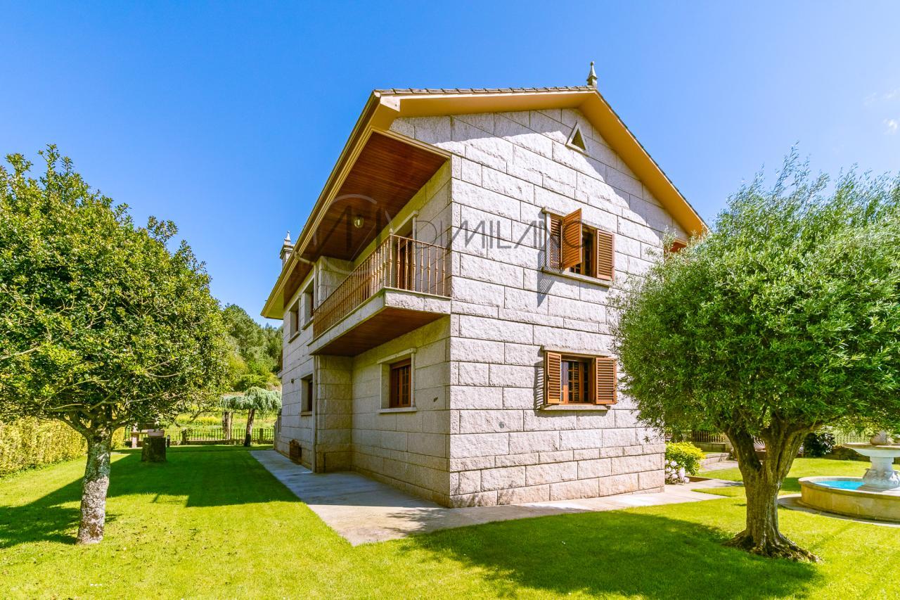 Casa de piedra en Ribadumia: Encanto rural cerca del mar.