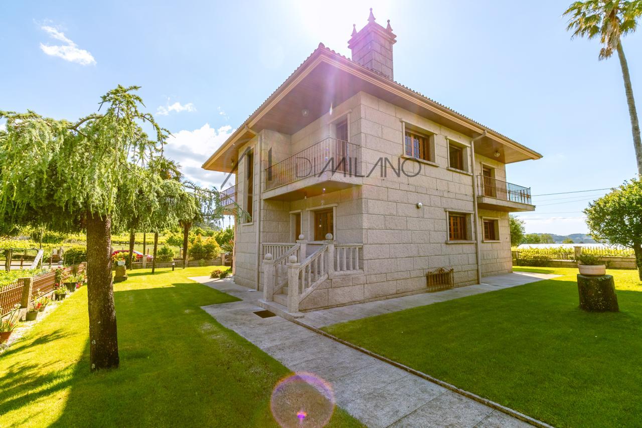 Casa de piedra en Ribadumia: Encanto rural cerca del mar.
