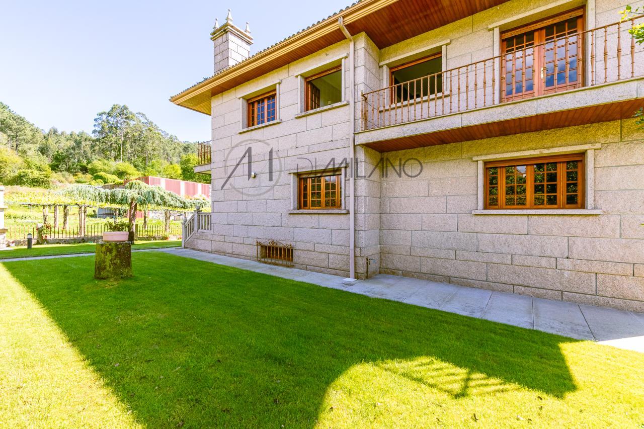 Casa de piedra en Ribadumia: Encanto rural cerca del mar.