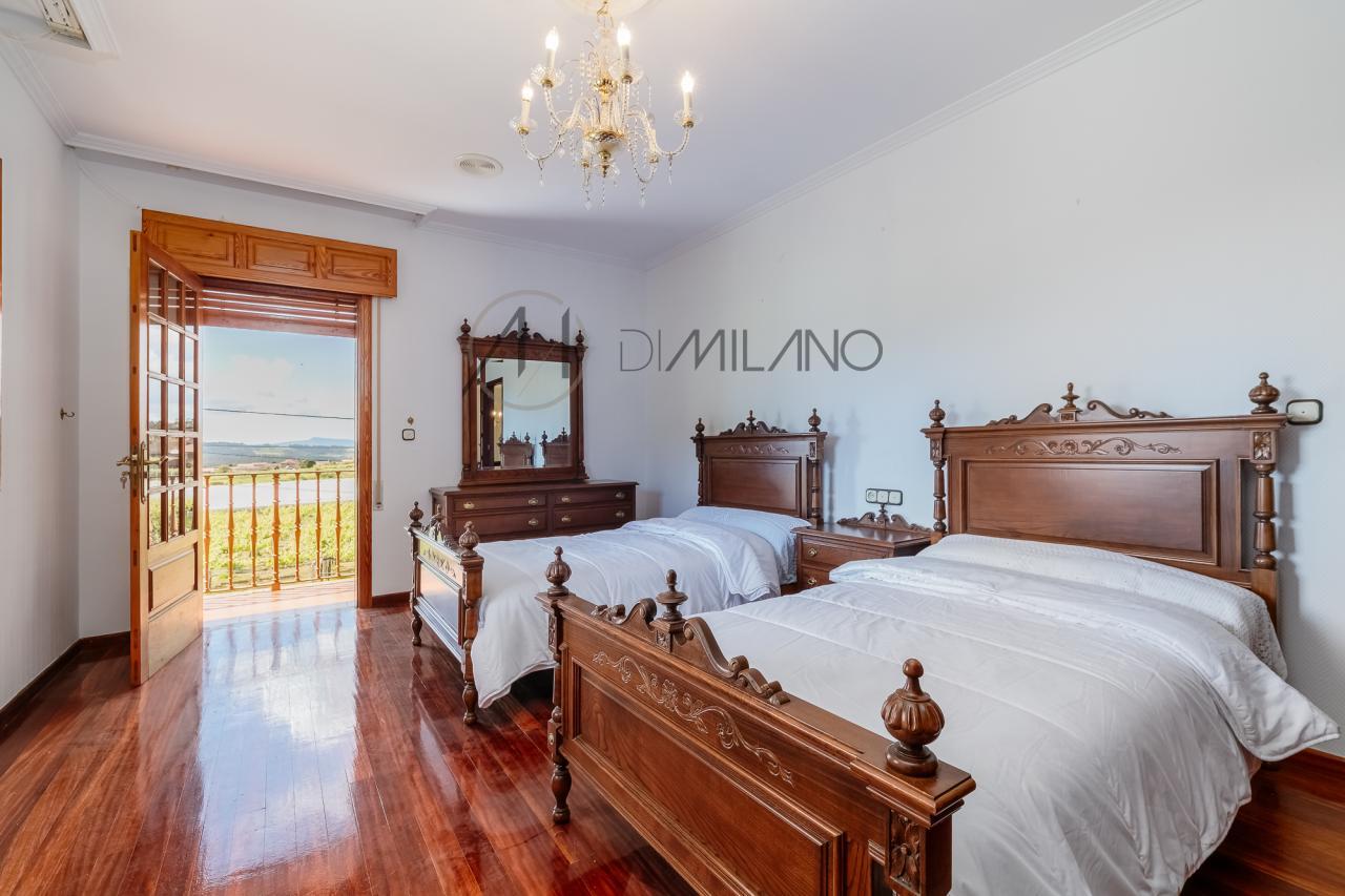 Casa de piedra en Ribadumia: Encanto rural cerca del mar.