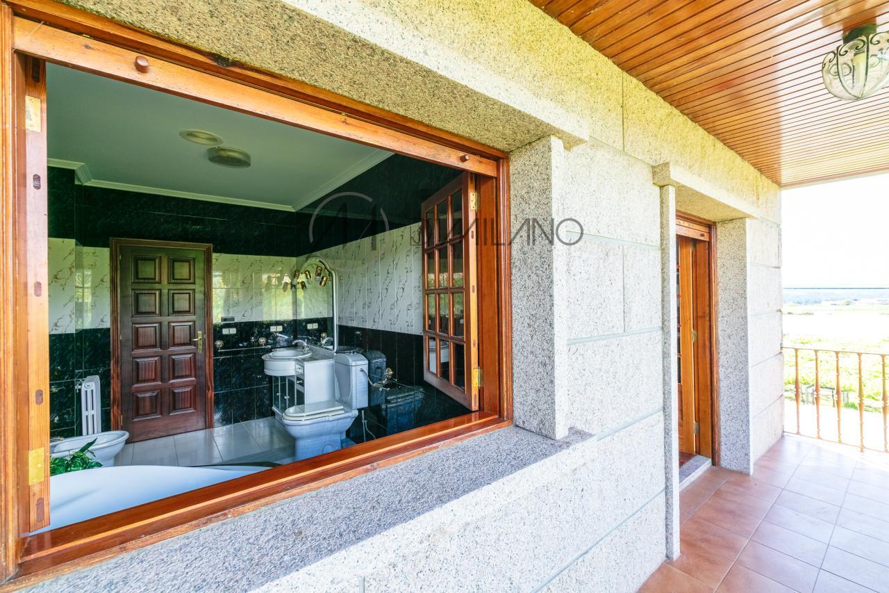 Casa de piedra en Ribadumia: Encanto rural cerca del mar.