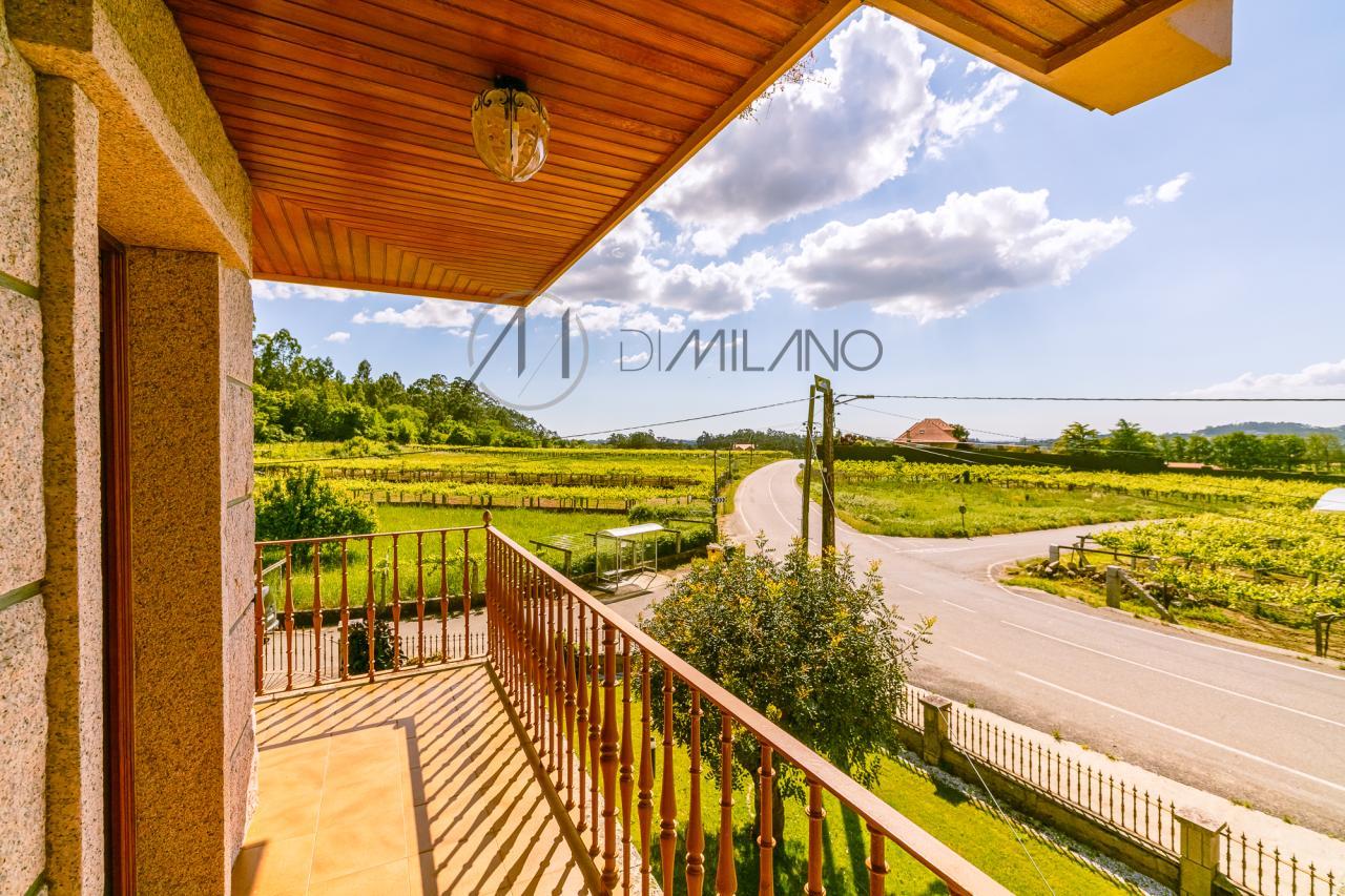 Casa de piedra en Ribadumia: Encanto rural cerca del mar.