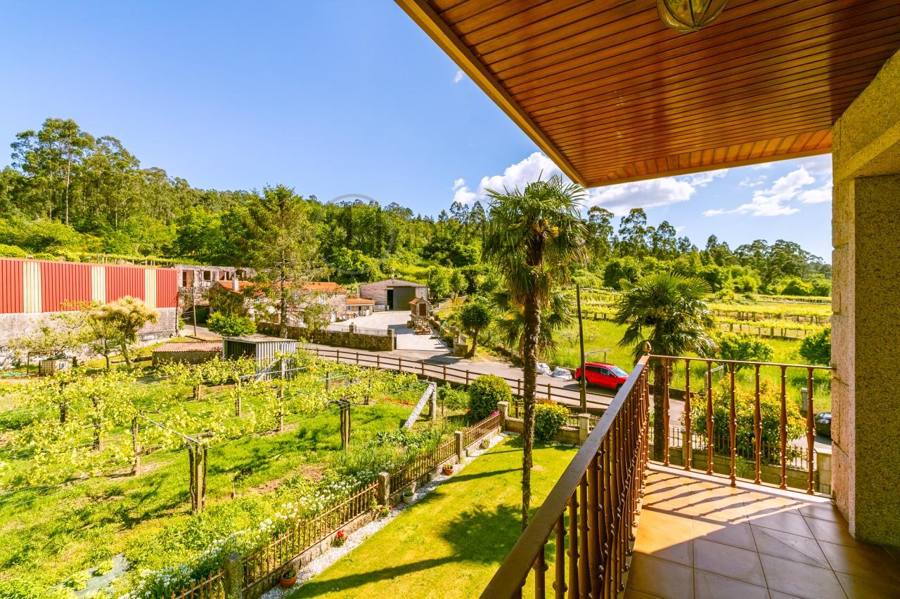 Casa de piedra en Ribadumia: Encanto rural cerca del mar.