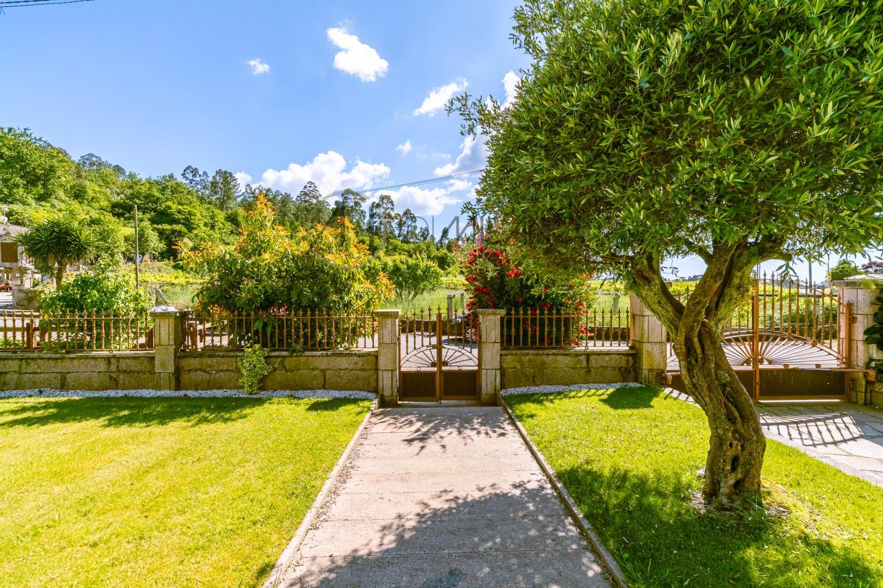 Casa de piedra en Ribadumia: Encanto rural cerca del mar.