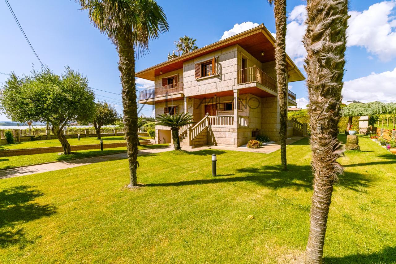 Casa de piedra en Ribadumia: Encanto rural cerca del mar.