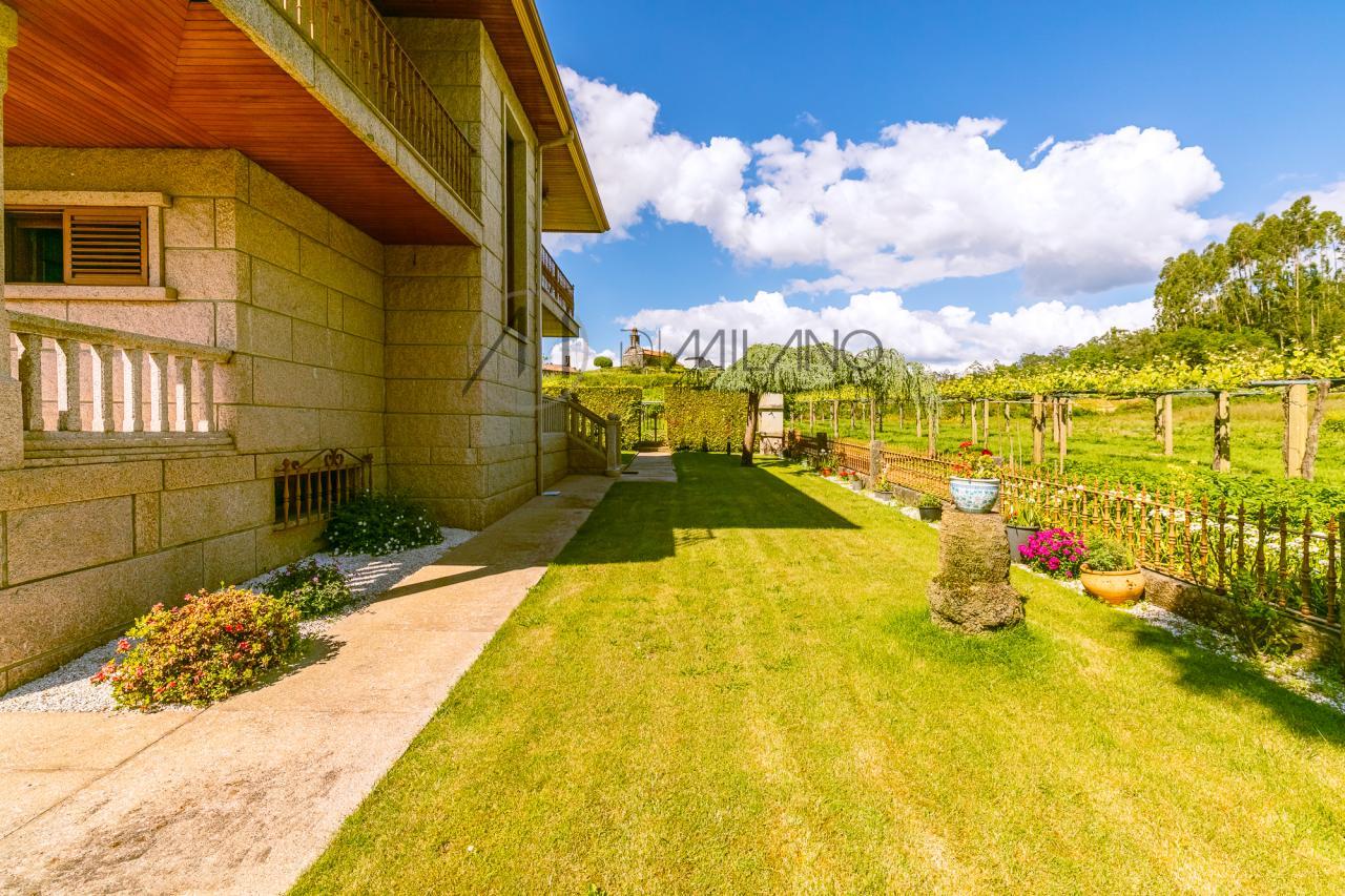 Casa de piedra en Ribadumia: Encanto rural cerca del mar.