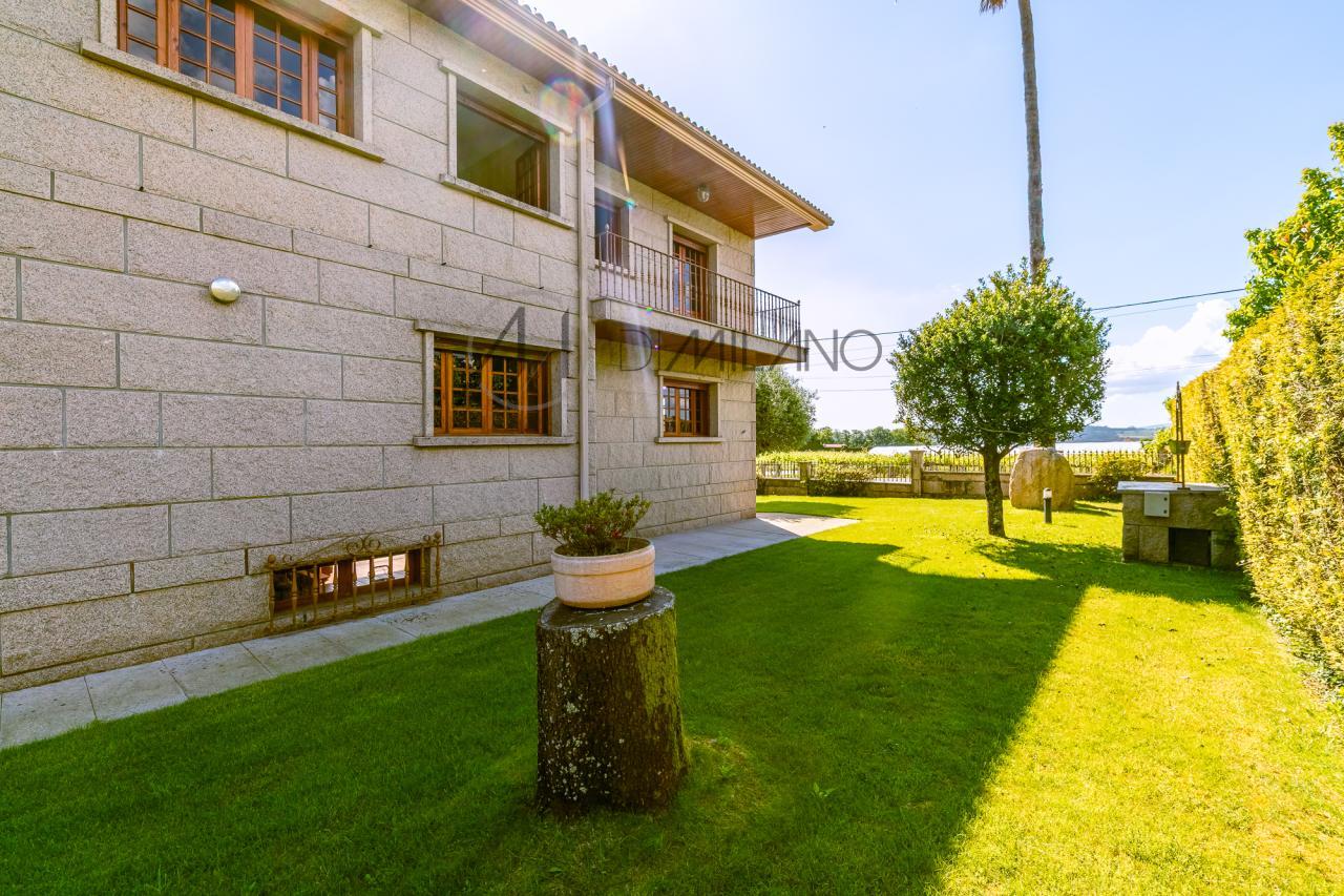 Casa de piedra en Ribadumia: Encanto rural cerca del mar.