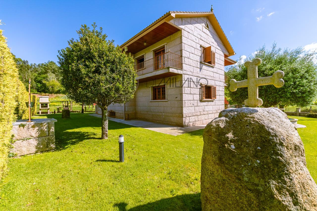 Casa de piedra en Ribadumia: Encanto rural cerca del mar.