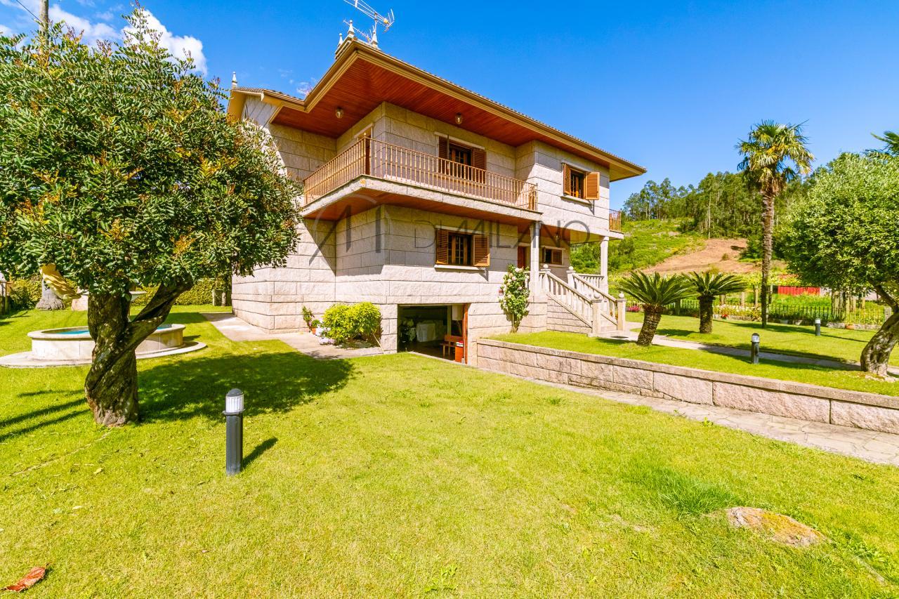 Casa de piedra en Ribadumia: Encanto rural cerca del mar.