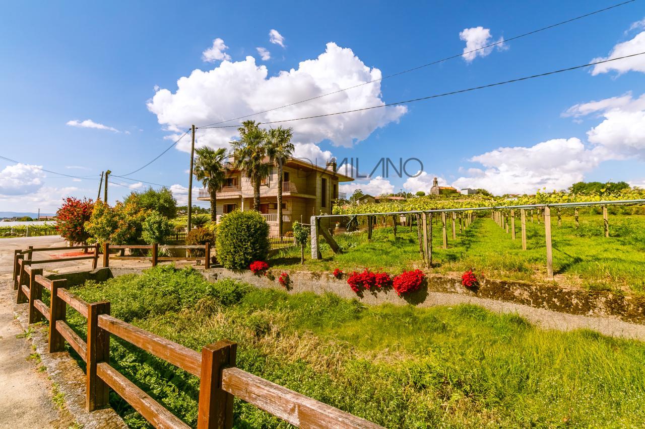 Casa de piedra en Ribadumia: Encanto rural cerca del mar.