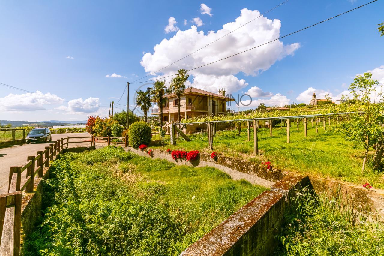Casa de piedra en Ribadumia: Encanto rural cerca del mar.