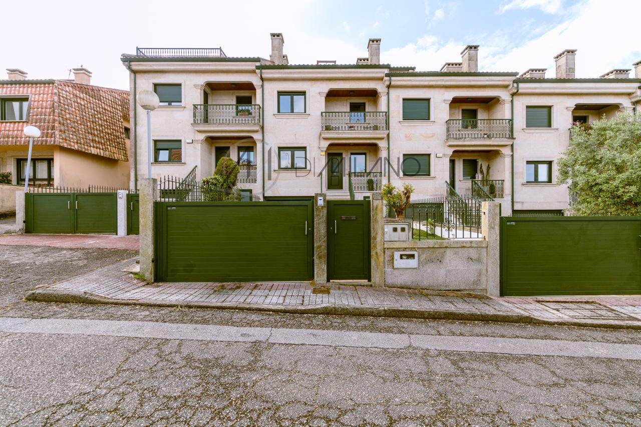 Chalet adosado en urbanización Puente Romano de Baiona.