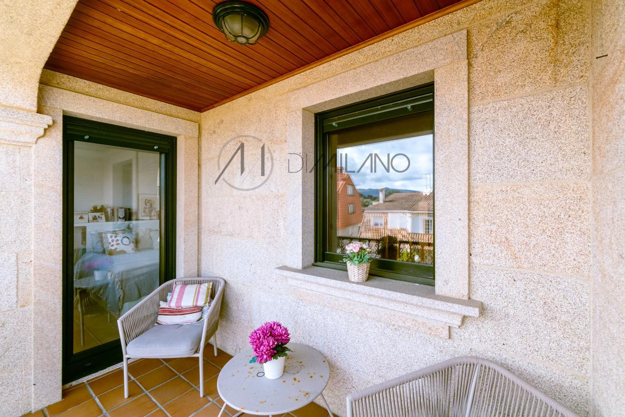 Chalet adosado en urbanización Puente Romano de Baiona.