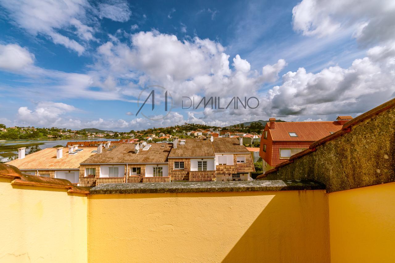 Chalet adosado en urbanización Puente Romano de Baiona.