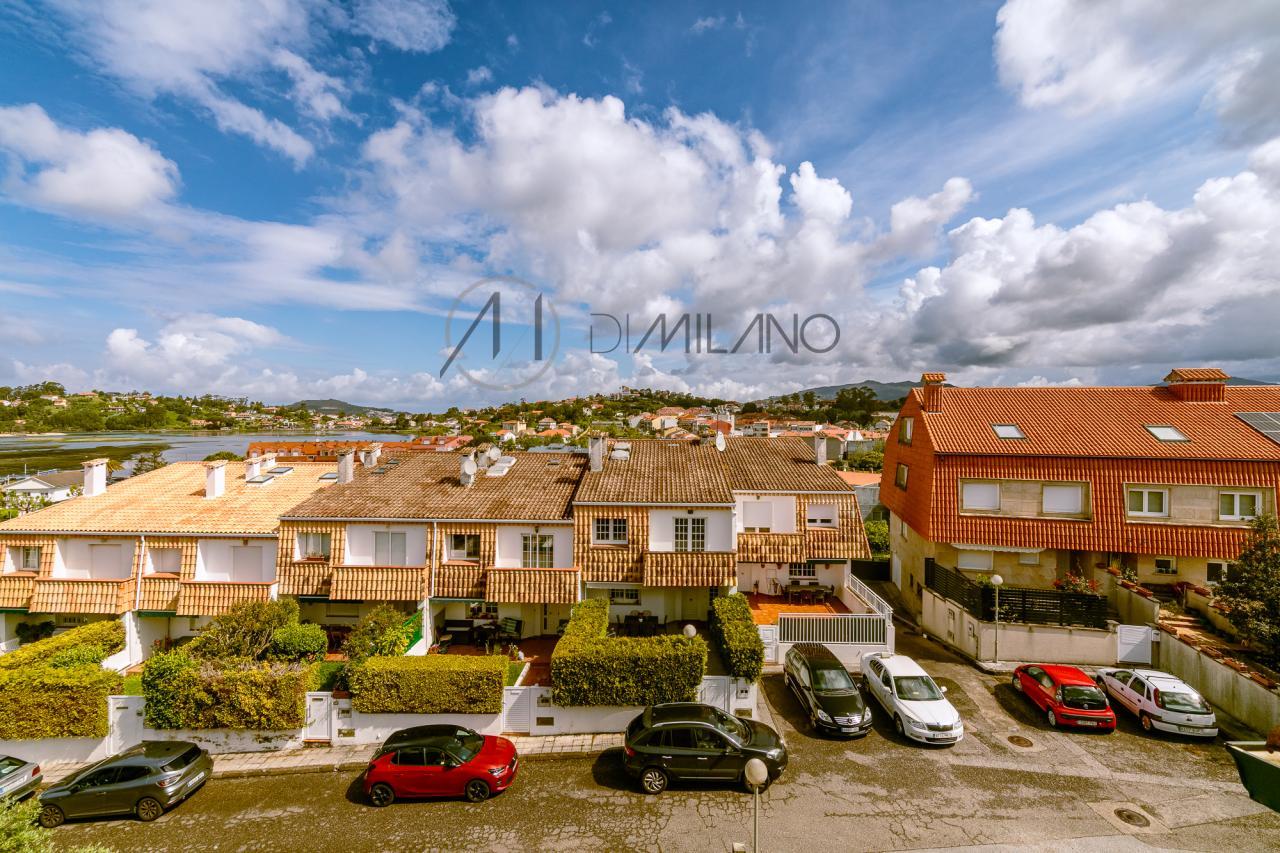 Chalet adosado en urbanización Puente Romano de Baiona.
