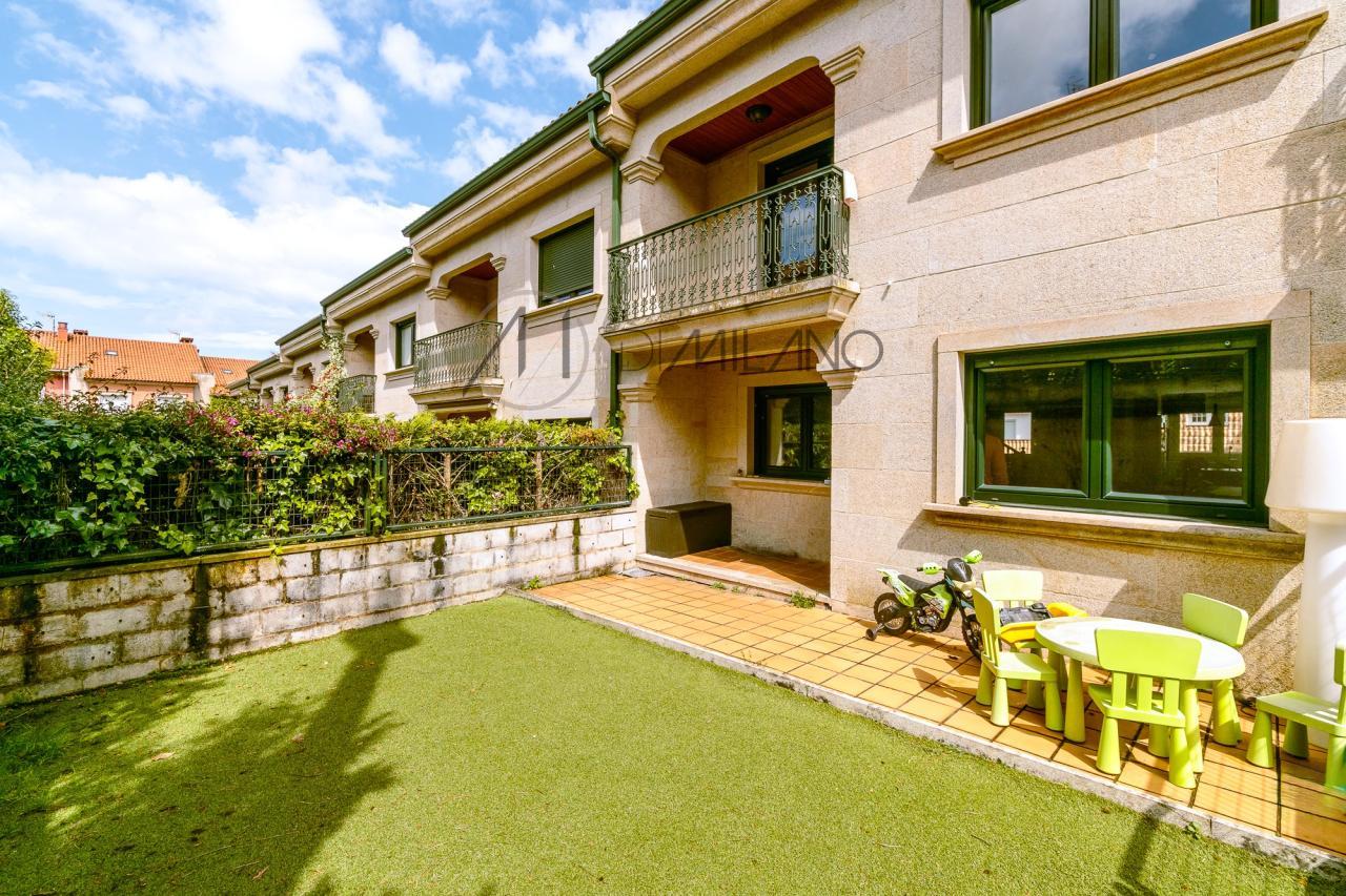 Chalet adosado en urbanización Puente Romano de Baiona.