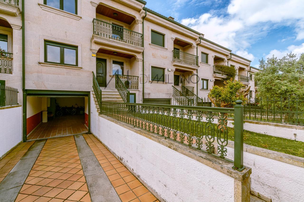 Chalet adosado en urbanización Puente Romano de Baiona.