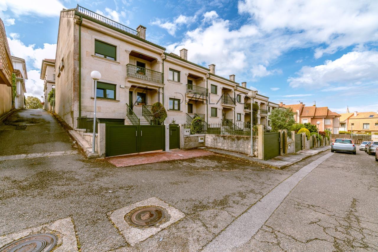 Chalet adosado en urbanización Puente Romano de Baiona.