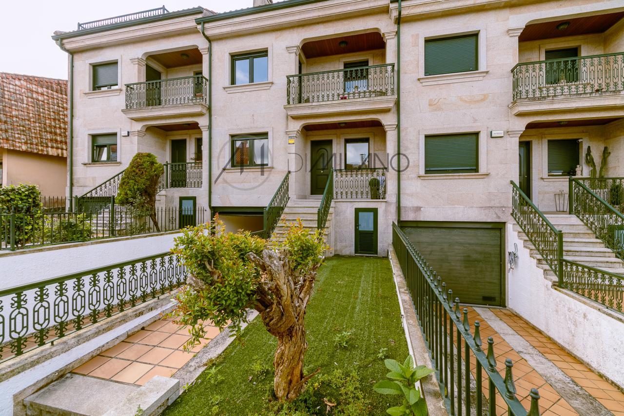 Chalet adosado en urbanización Puente Romano de Baiona.