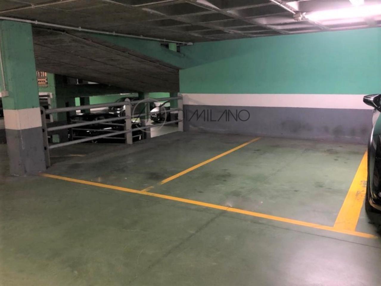 Dos plazas de aparcamiento en Plaza de Compostela.