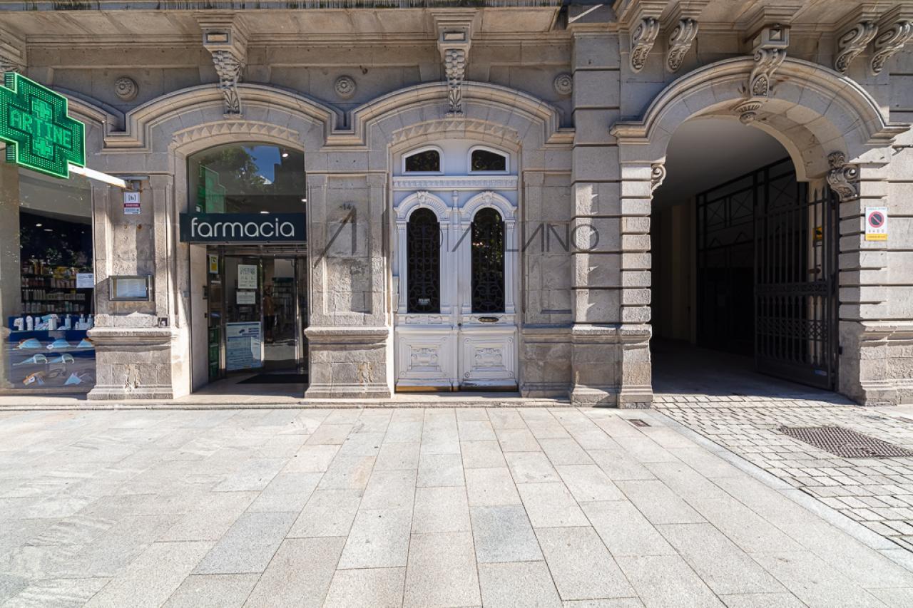 Dos plazas de aparcamiento en Plaza de Compostela.