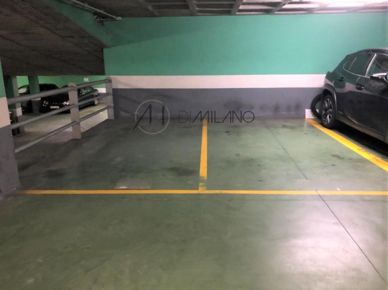 Dos plazas de aparcamiento en Plaza de Compostela.