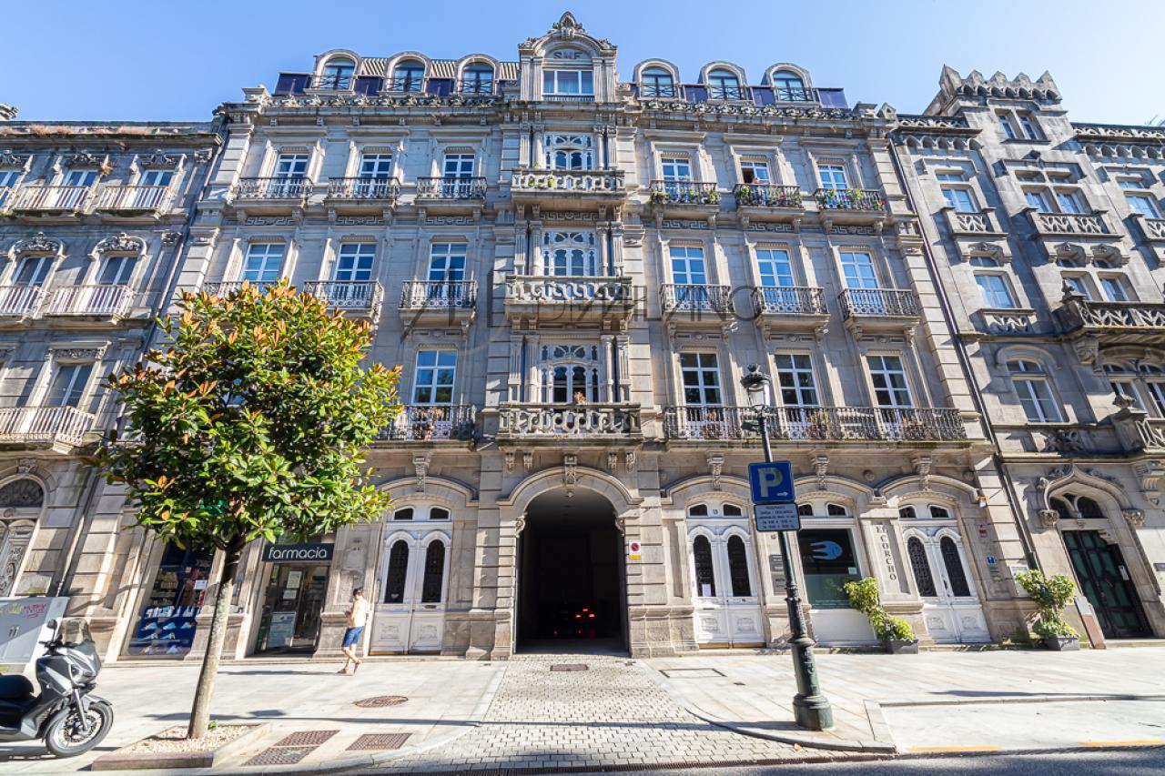 Dos plazas de aparcamiento en Plaza de Compostela.