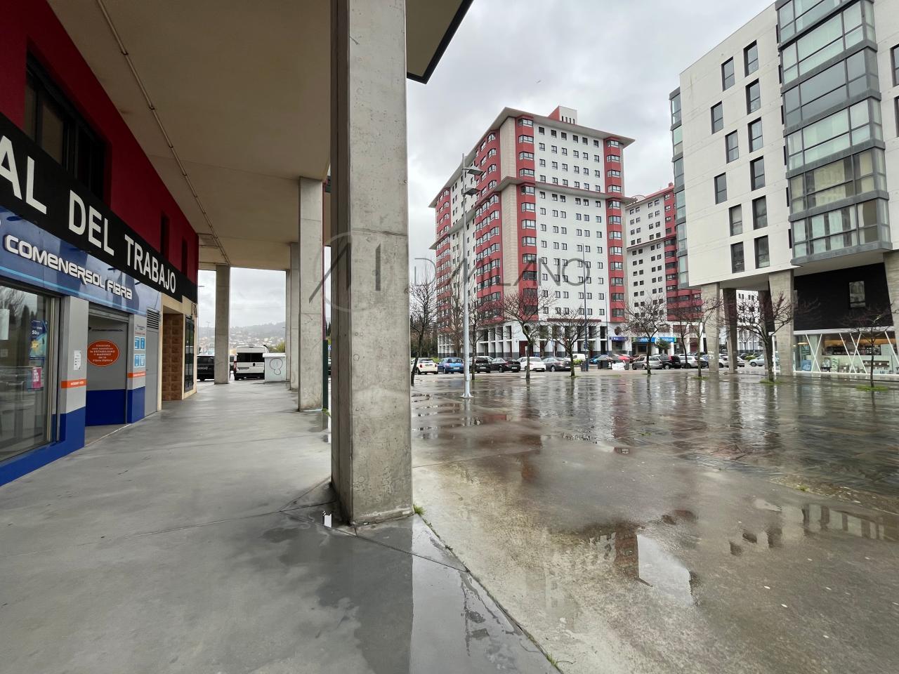 Local comercial en planta baja en la urbanización de Navia (Vigo)