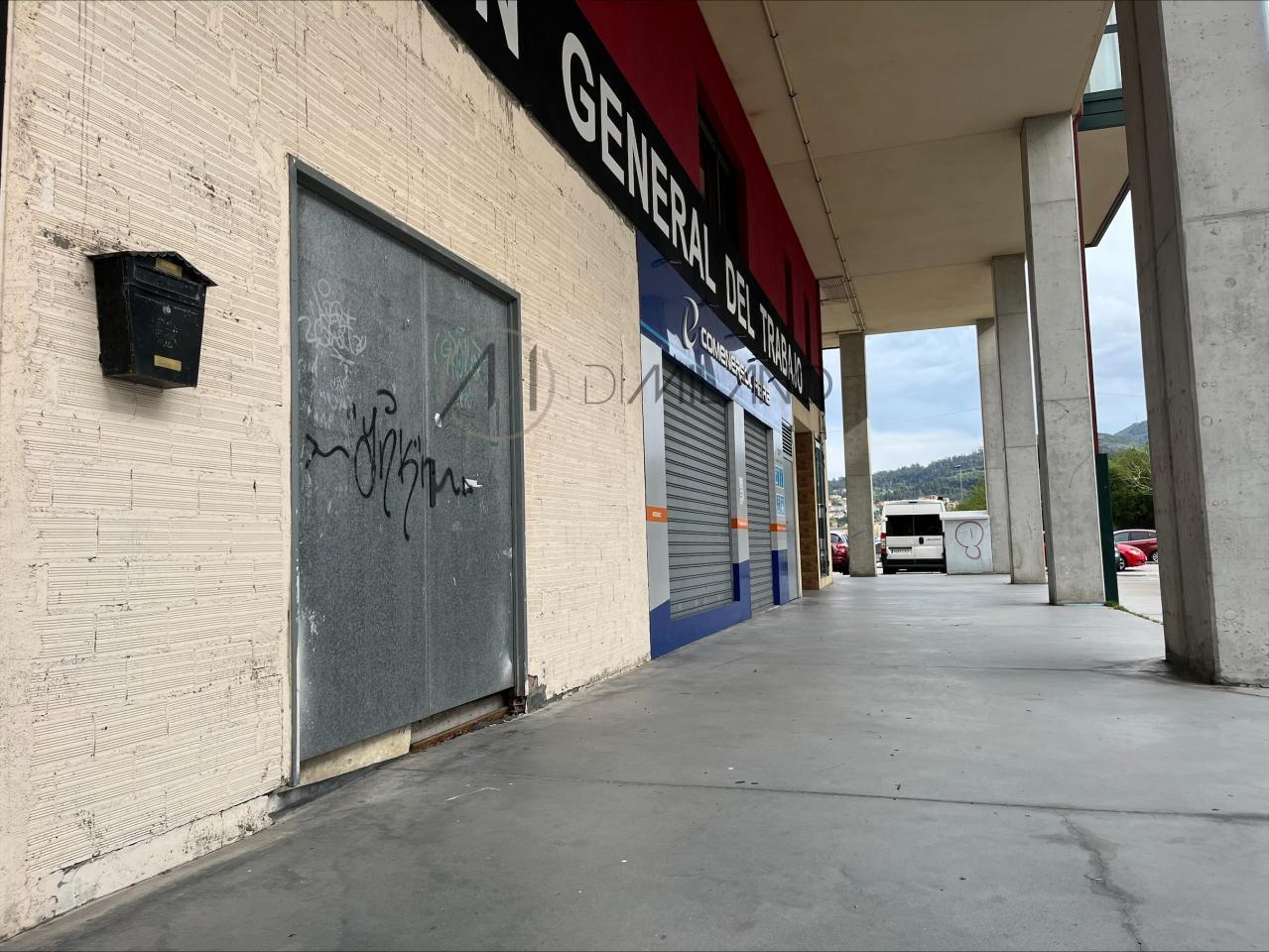 Local comercial en planta baja en la urbanización de Navia (Vigo)
