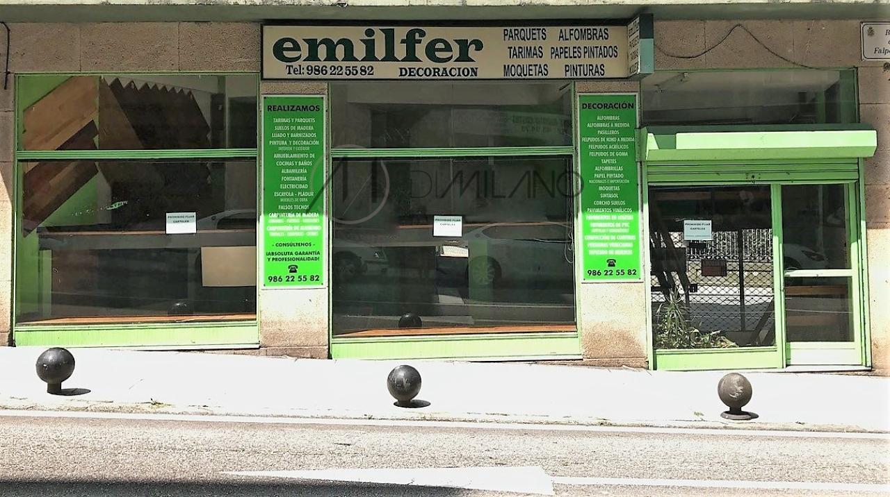 Amplio y luminoso local comercial con accesos a Falperra y Pi y Margall. Una oportunidad única.