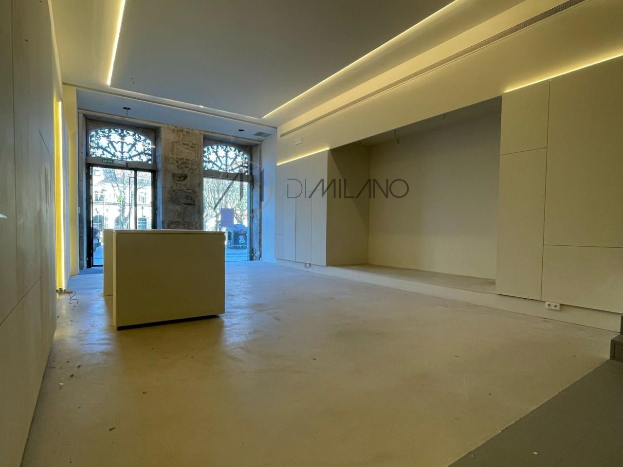 Local comercial en edificio histórico rehabilitado