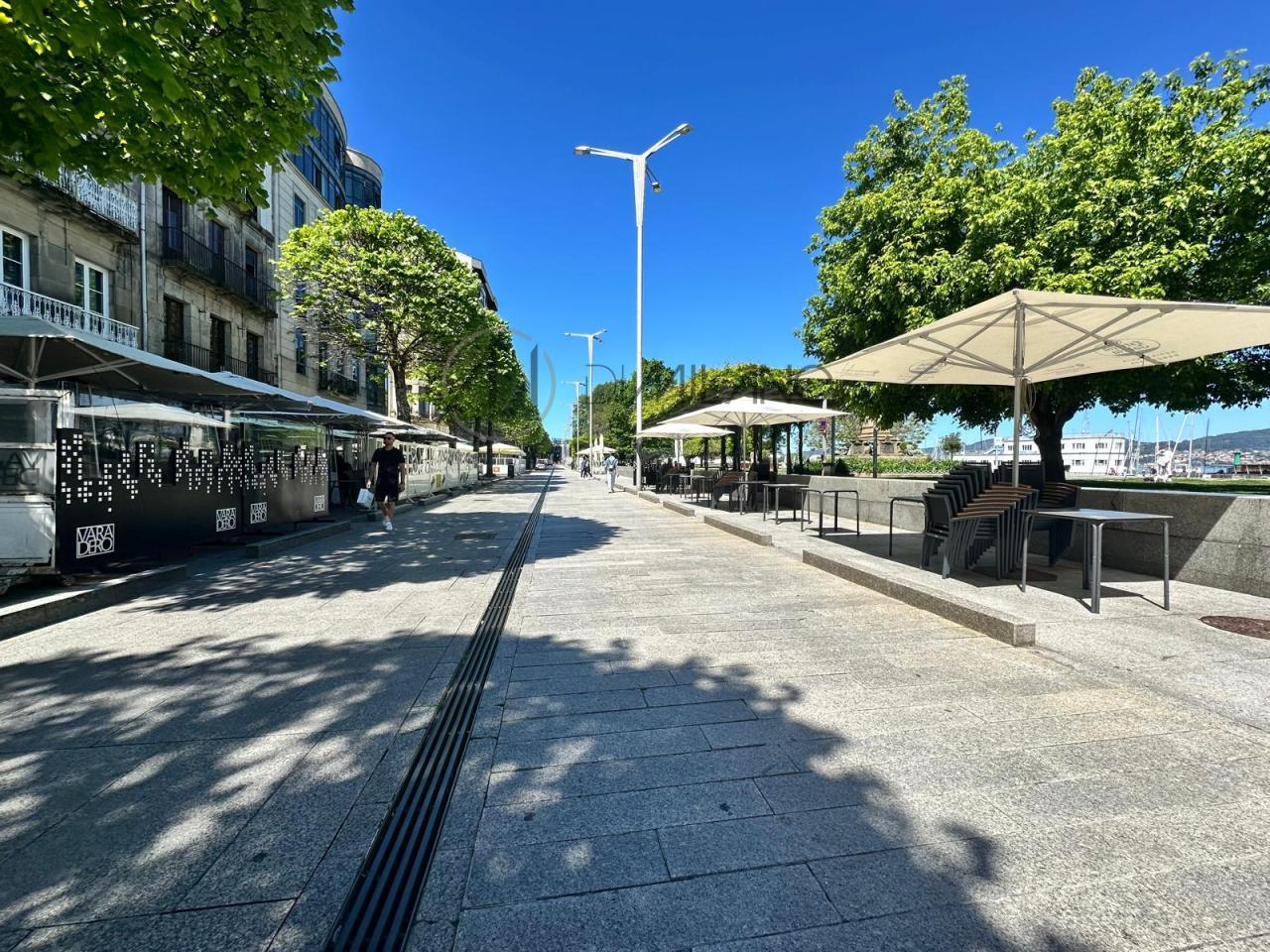 Bajo comercial en el Paseo Marítimo de Vigo