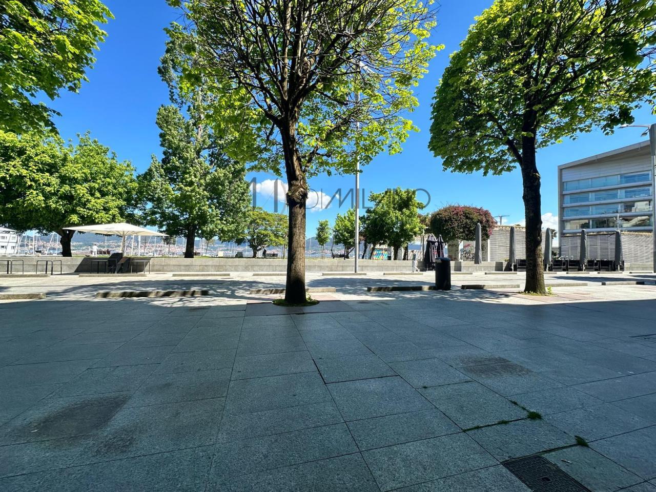 Bajo comercial en el Paseo Marítimo de Vigo