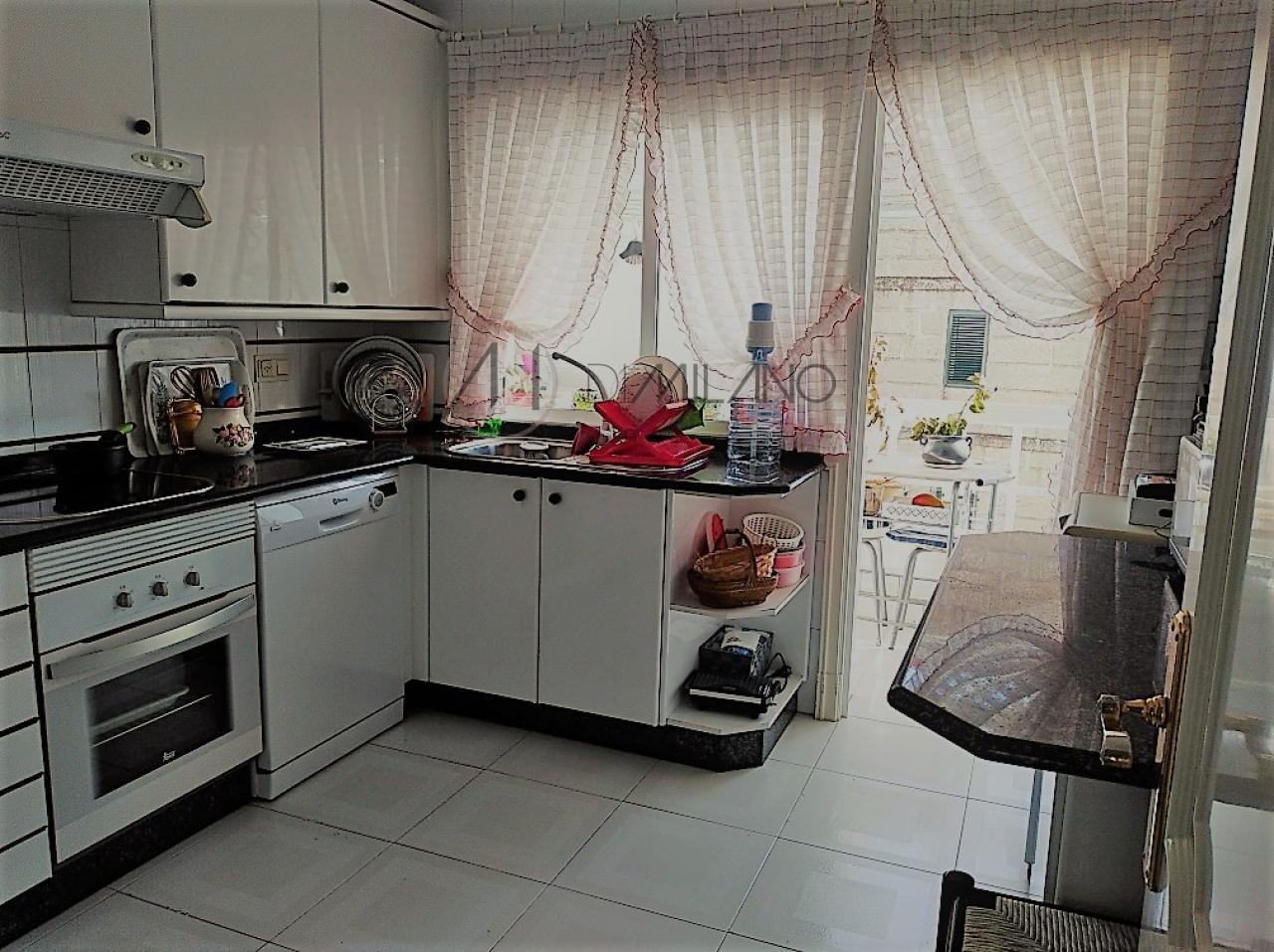 Piso de 3 habitaciones con garaje, a pocos metros del paseo marítimo de Panxón, Nigrán