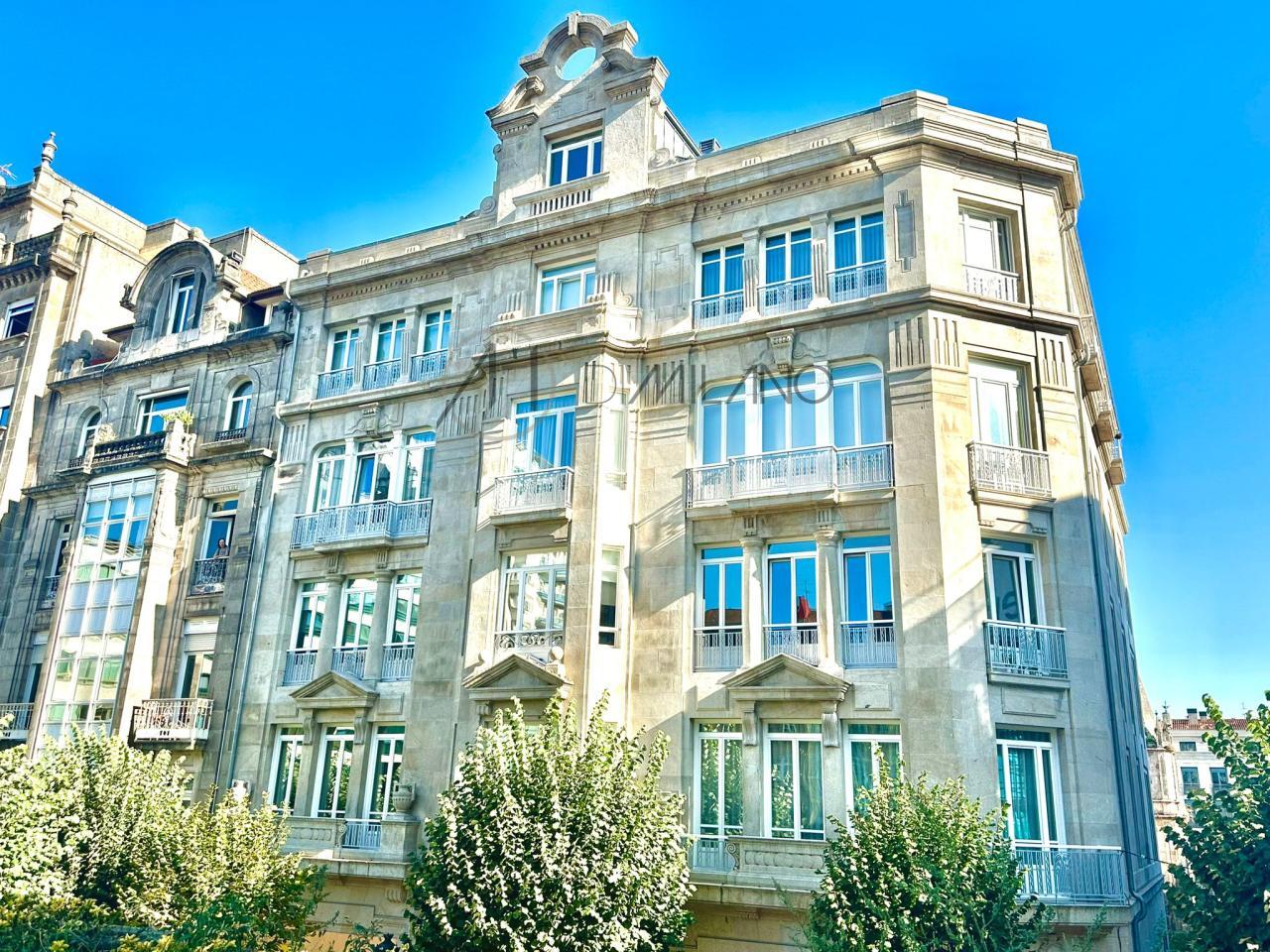 Exclusivo Piso en el Corazón de Vigo: Elegancia Histórica con Comodidades Modernas