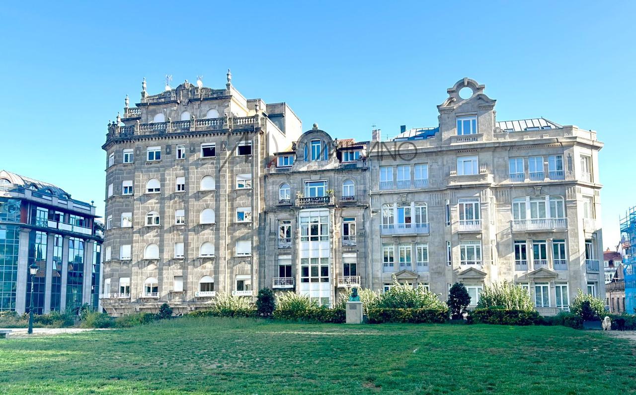 Exclusivo Piso en el Corazón de Vigo: Elegancia Histórica con Comodidades Modernas